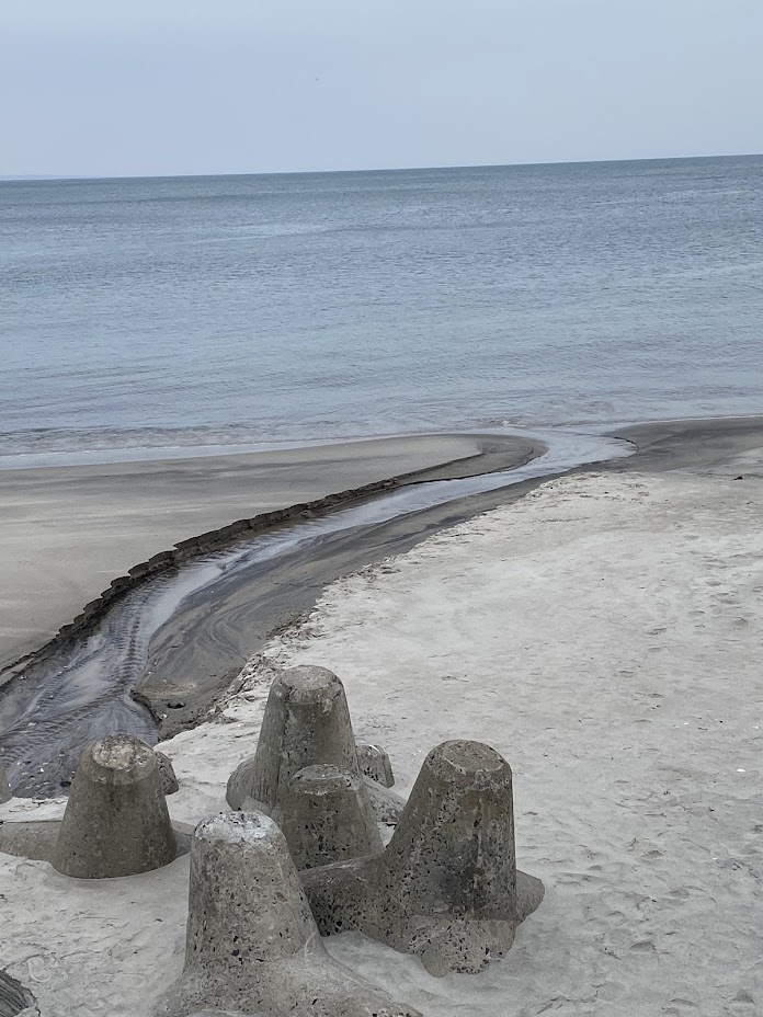 海に流れる川