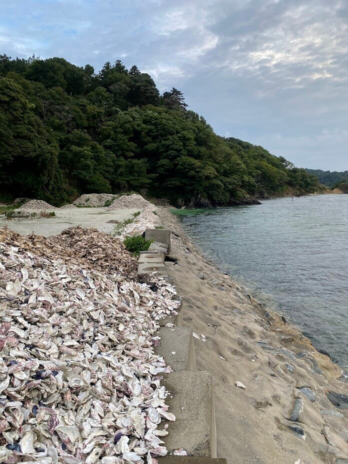 牡蠣殻の山