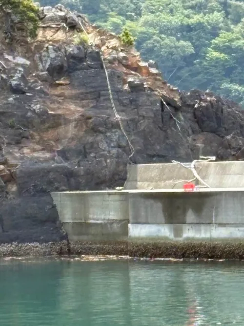 ロープの張られた崖