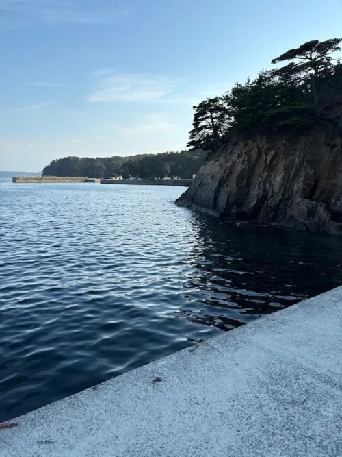 堤防の横にある山