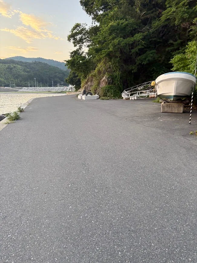 船が停まっている道路