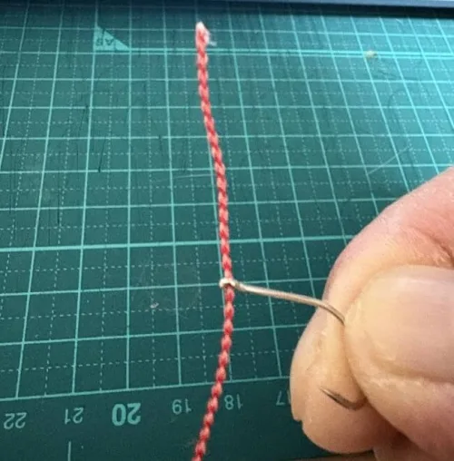 針の穴に糸を通す