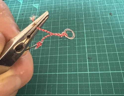 プライヤーで締めこむ